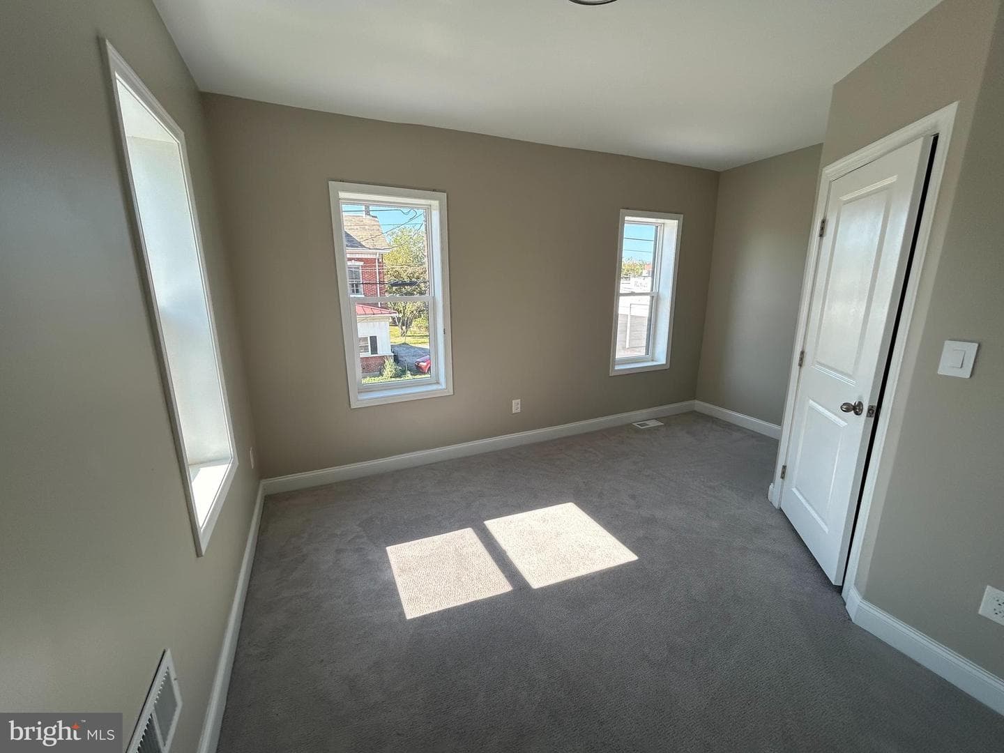 626 N Reading Avenue photo 9
