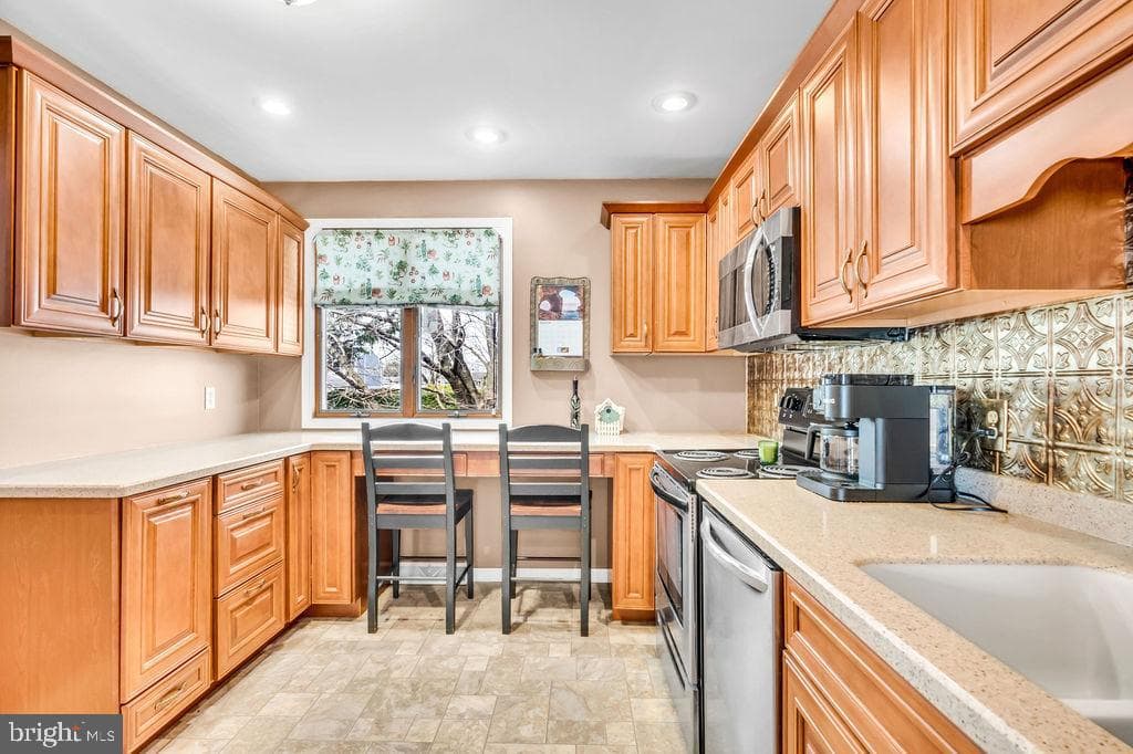 672 W Spring Street photo 10