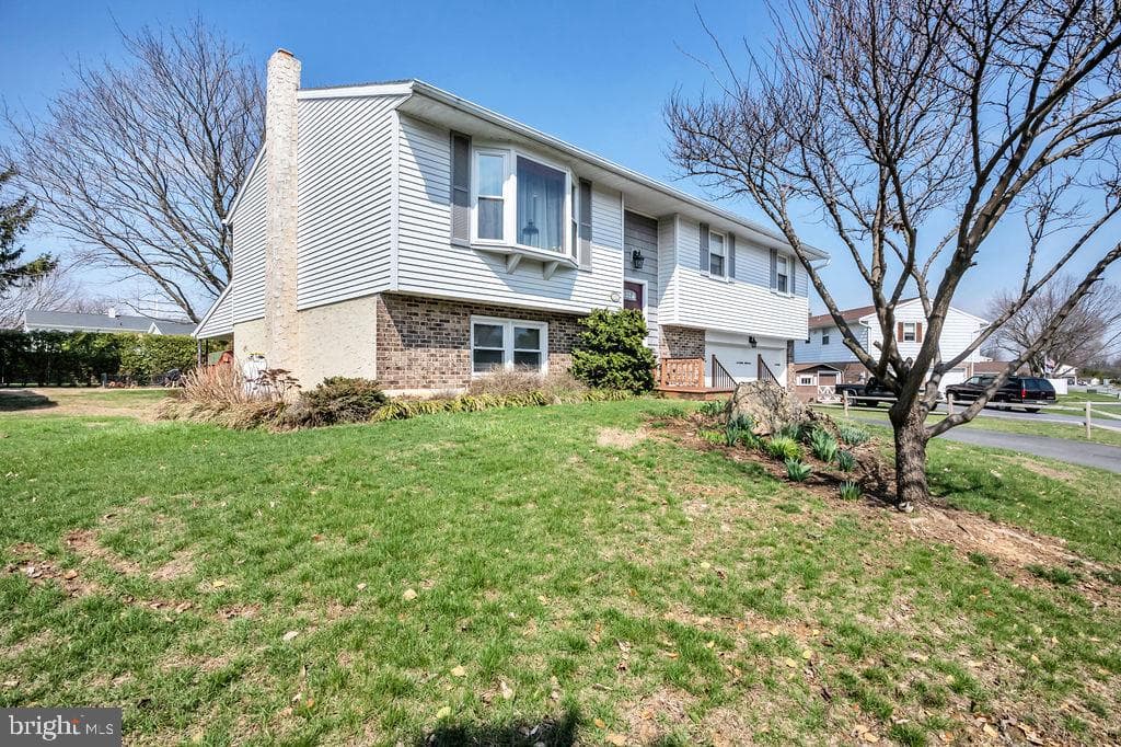 672 W Spring Street photo 3
