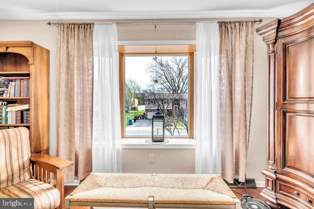 672 W Spring Street photo 9