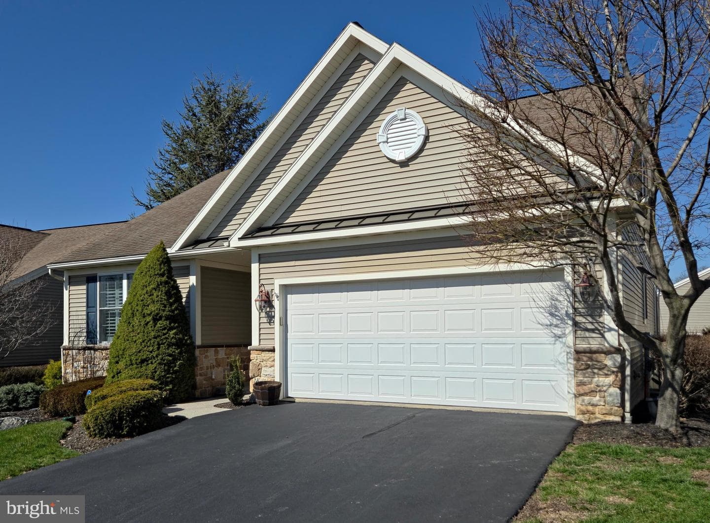 409 Westbury photo 3