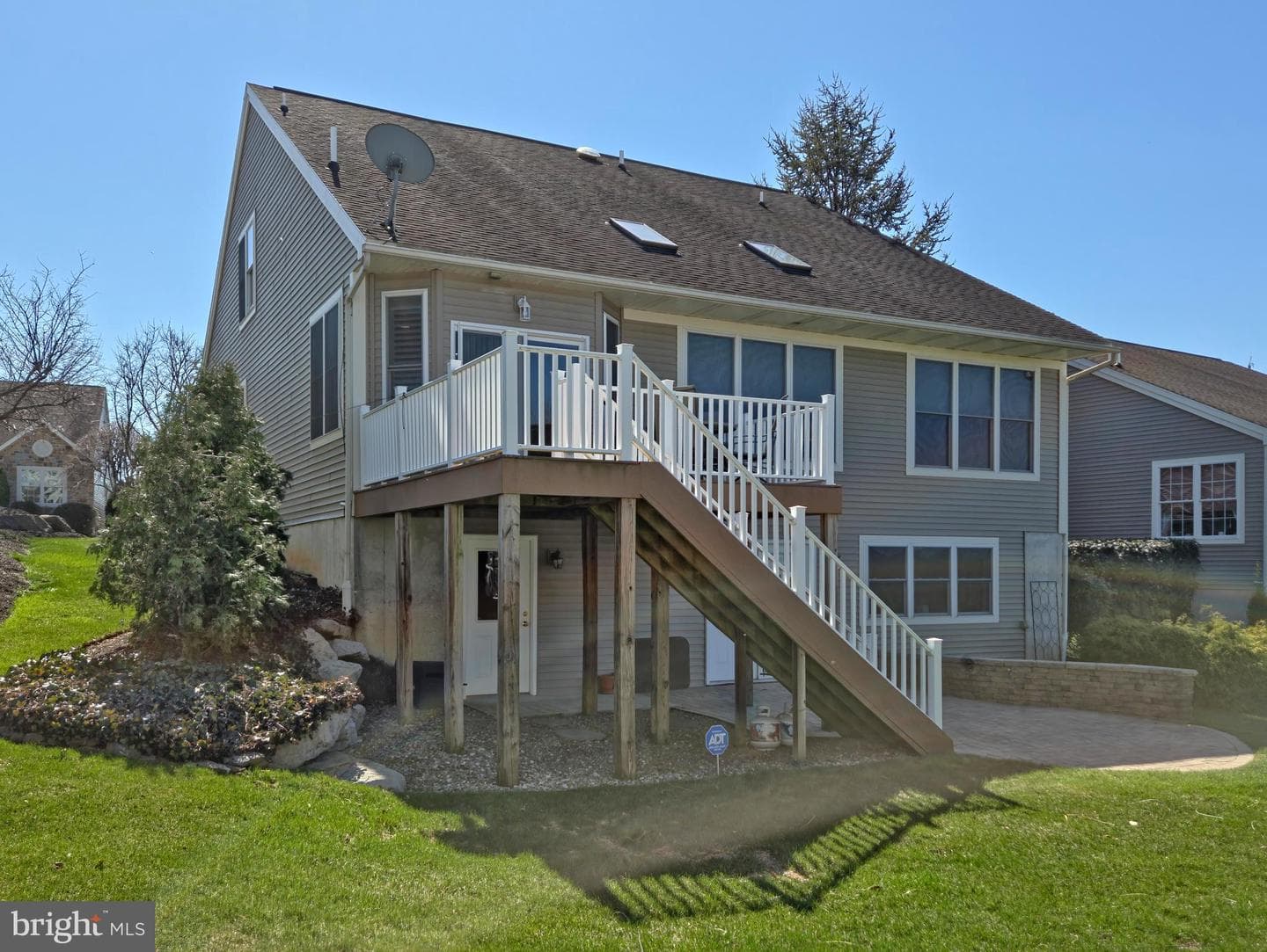 409 Westbury photo 4