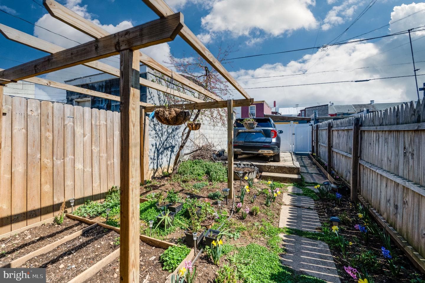 539 Gordon St photo 9