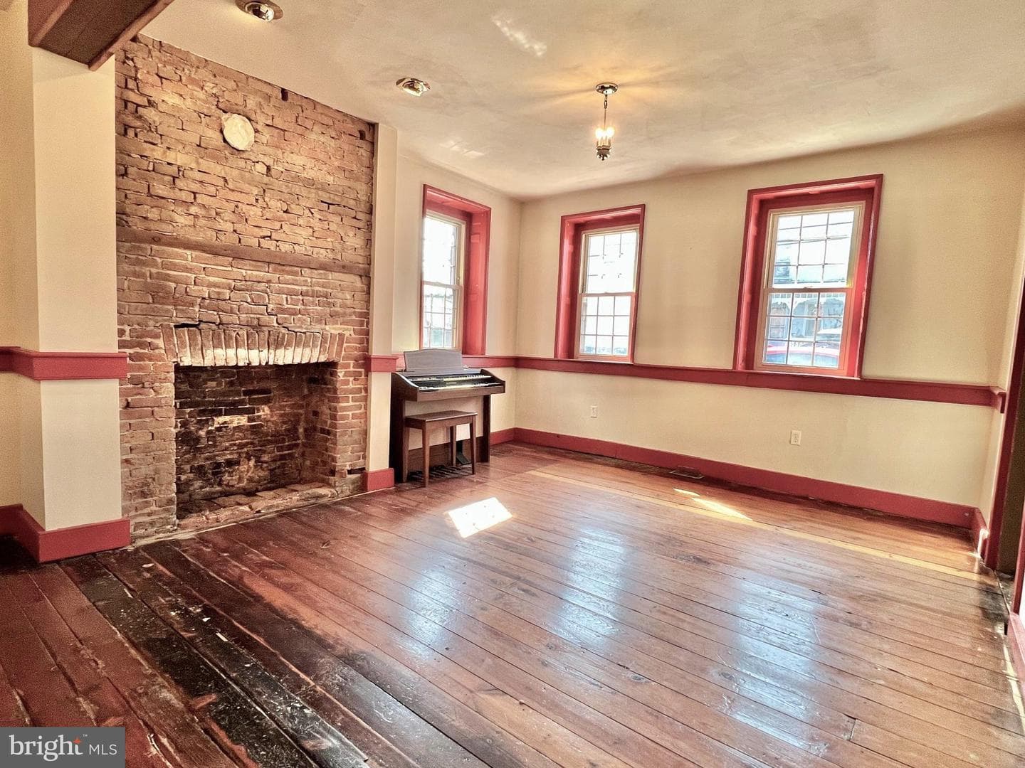 203 W Franklin Street photo 8