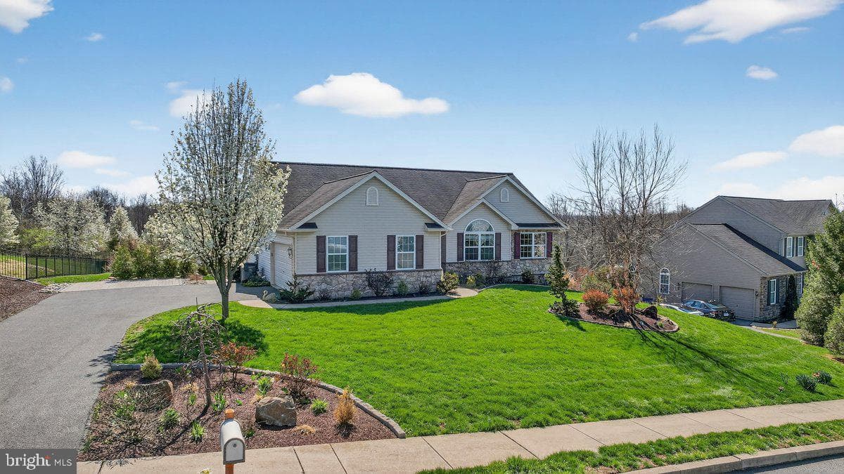 216 Pleasant View Drive photo 4