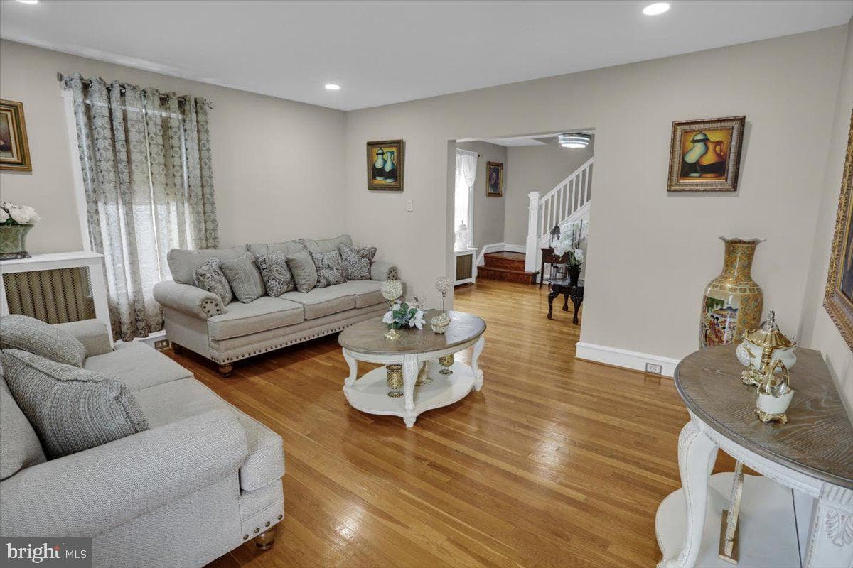 1223 Robeson Street photo 4