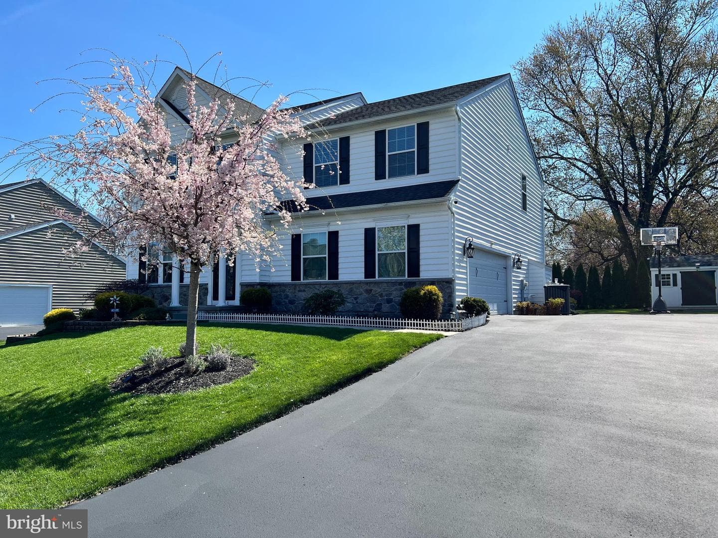1668 E Thistle Drive photo 2