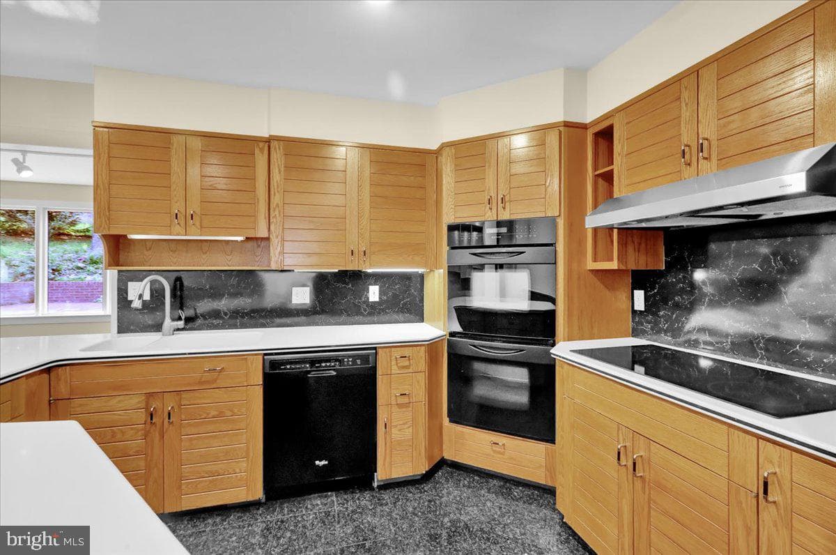 34 Hessian Boulevard photo 30