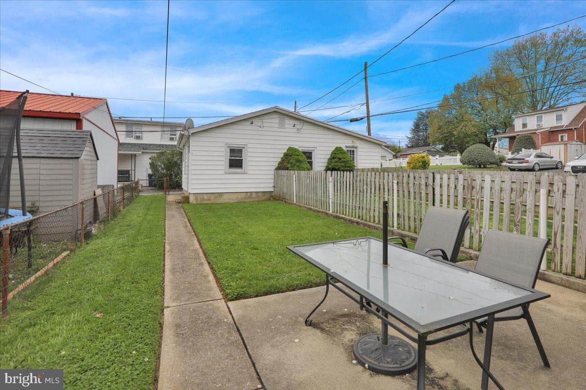 2406 Noble Street photo 20