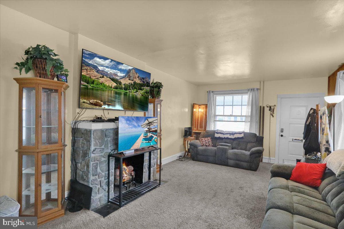 2406 Noble Street photo 4