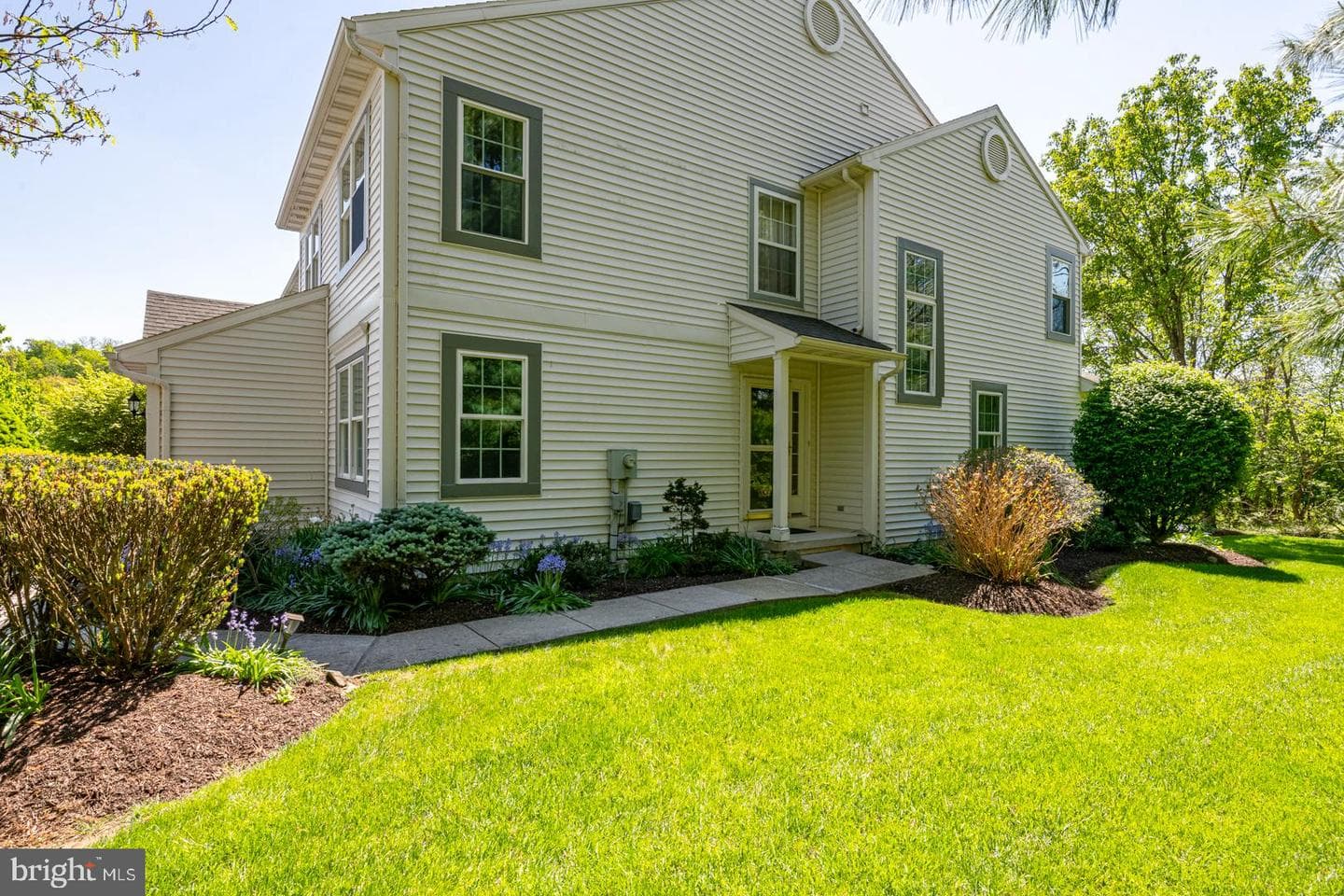 114 Wessex Court photo 4