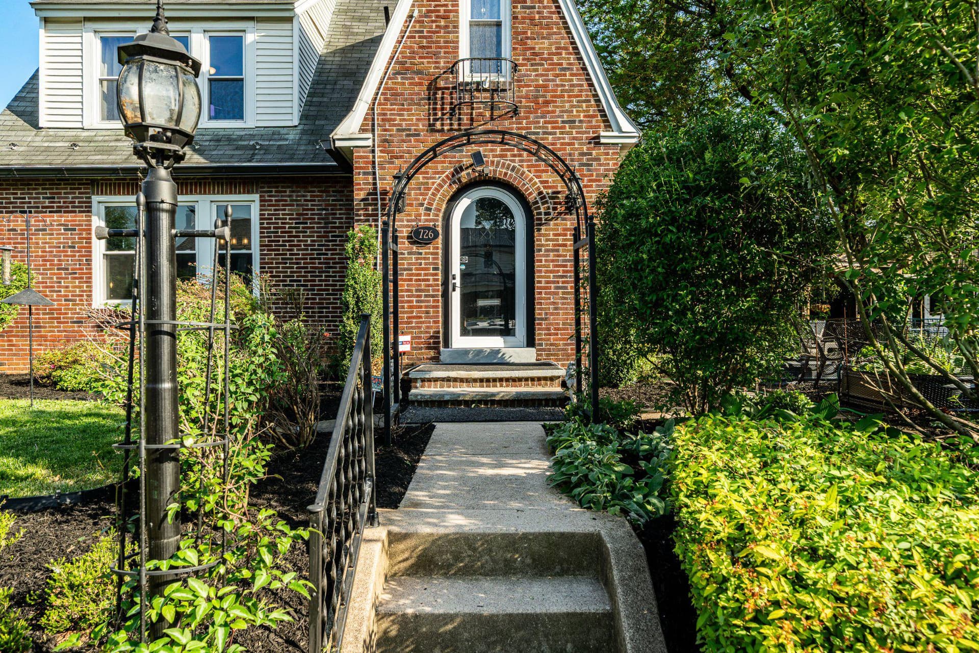 726 N Temple Boulevard photo 4