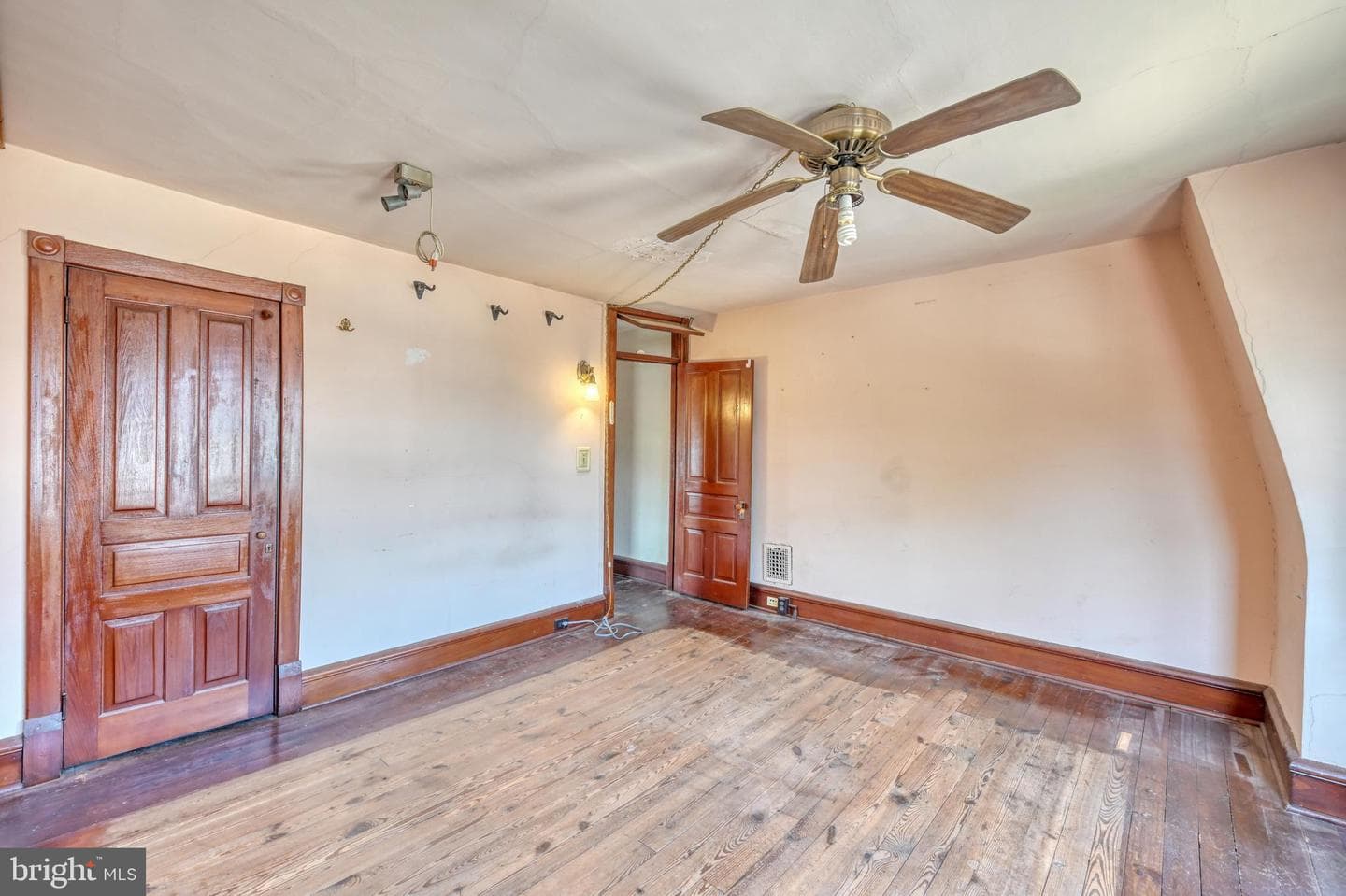 228 W Douglass Street photo 31