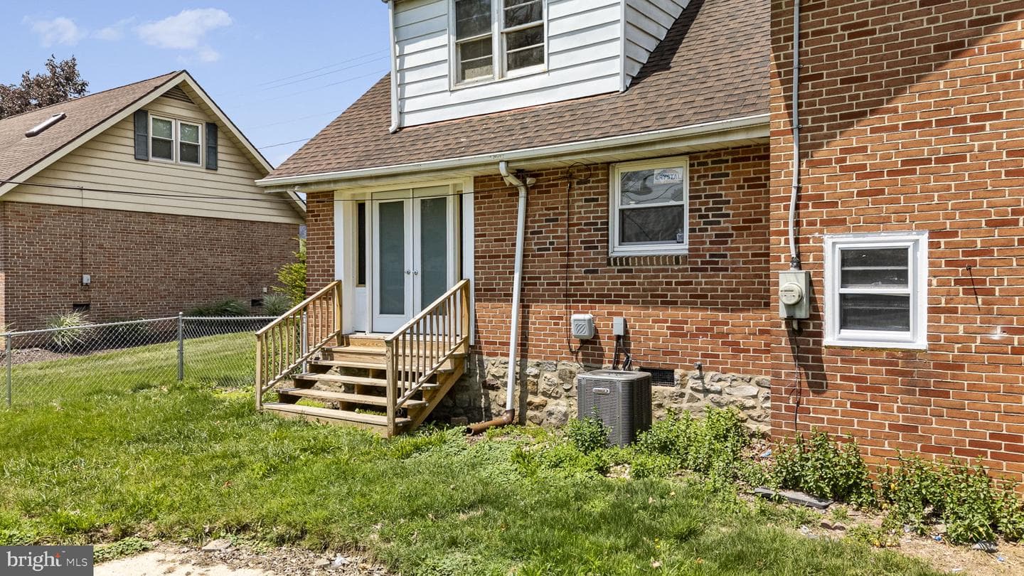 2400 Van Reed Road photo 4