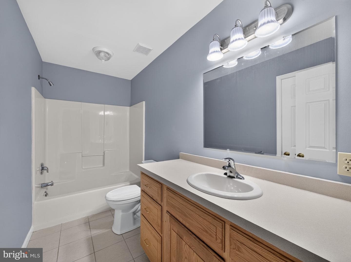 649 S Reading Avenue photo 21