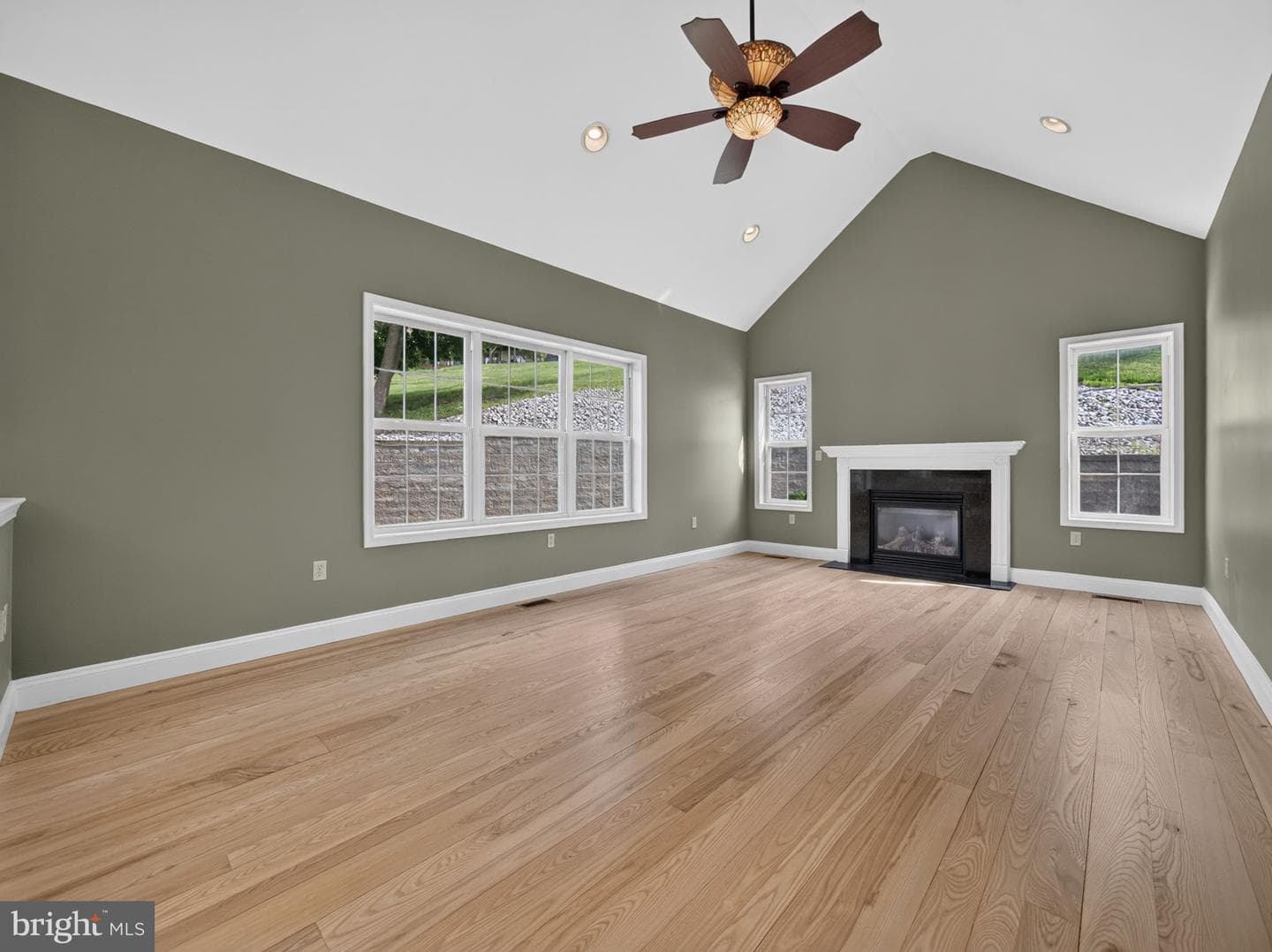 649 S Reading Avenue photo 40