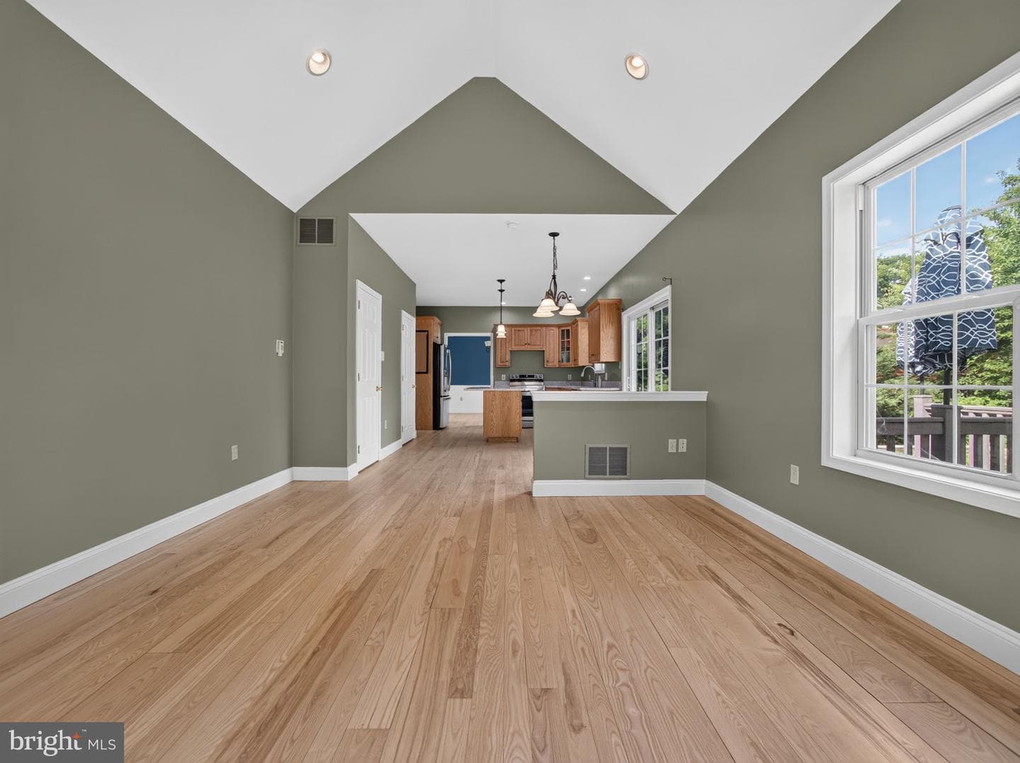 649 S Reading Avenue photo 41
