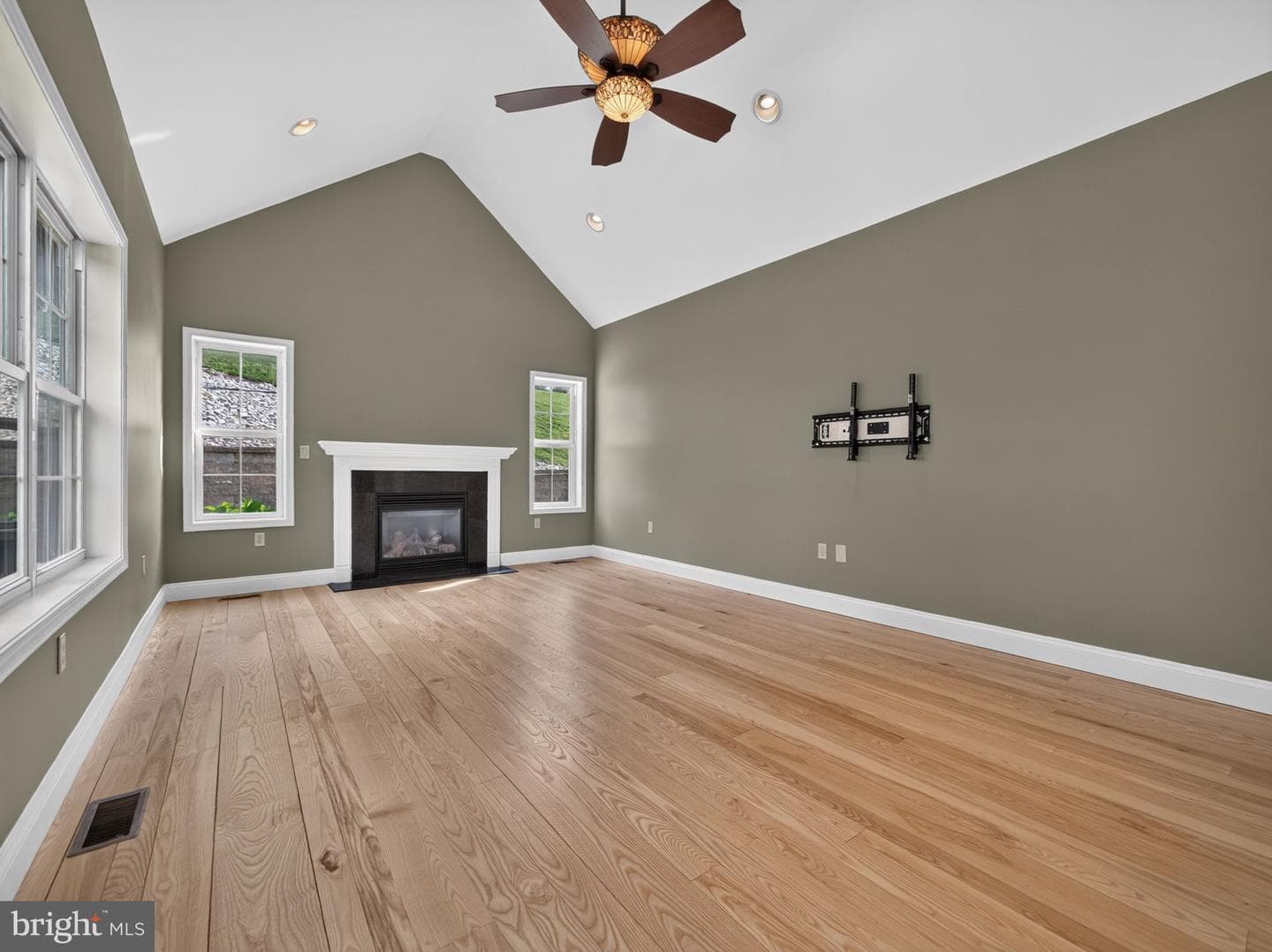 649 S Reading Avenue photo 43