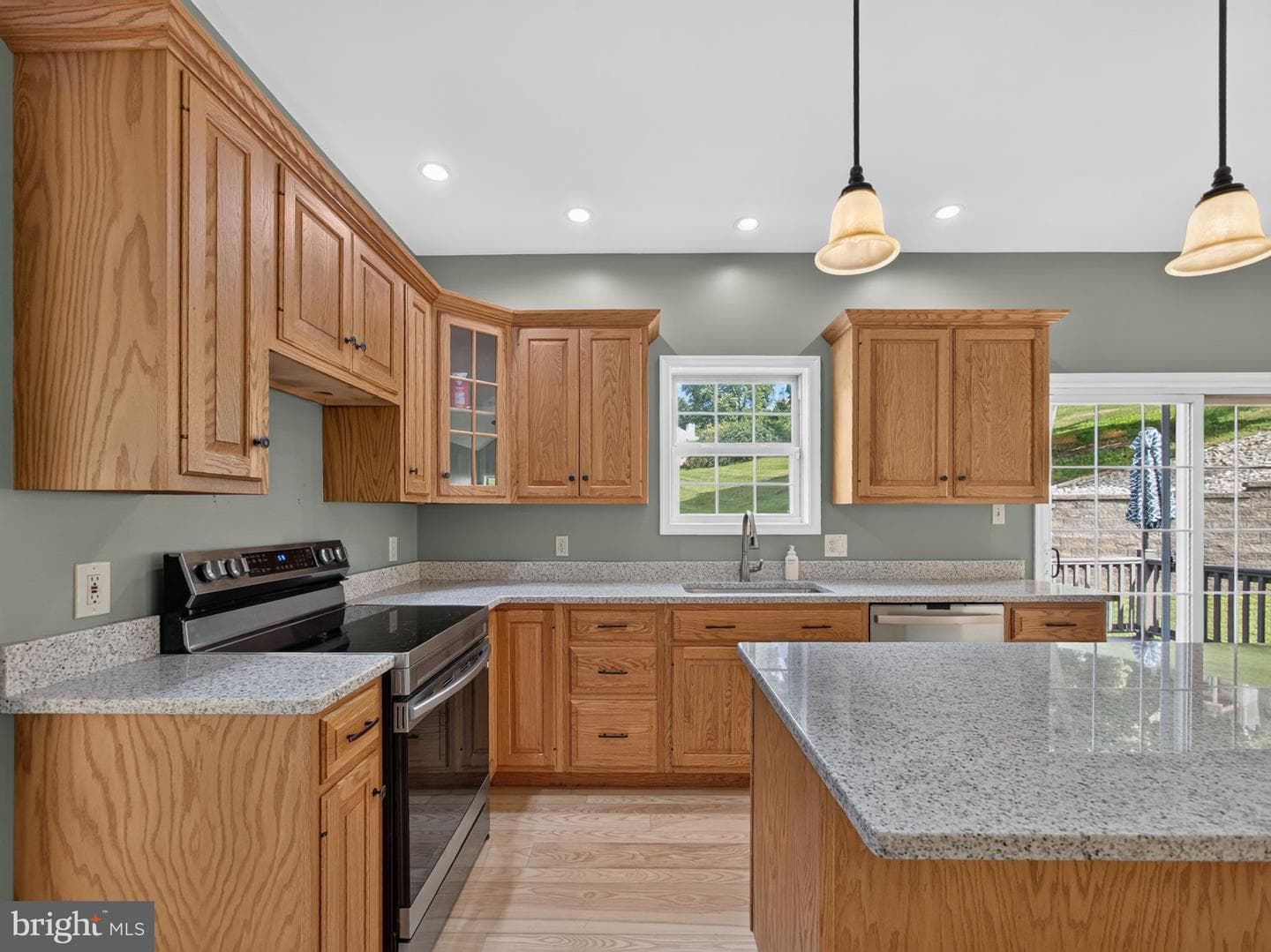 649 S Reading Avenue photo 48