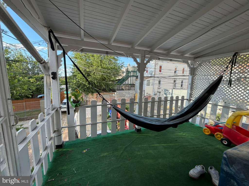 1133 Douglass St photo 4