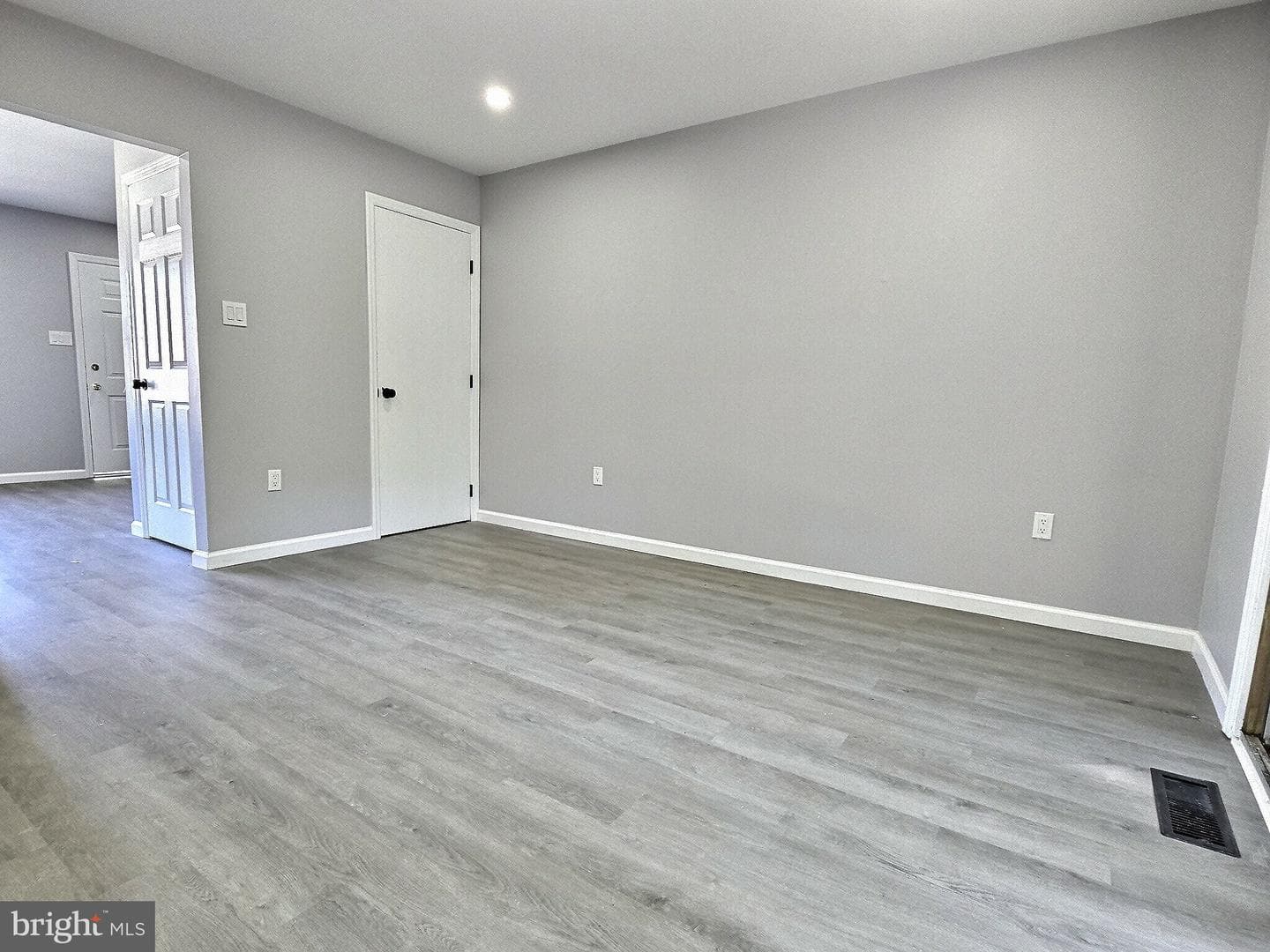 530 E Linden Street photo 17