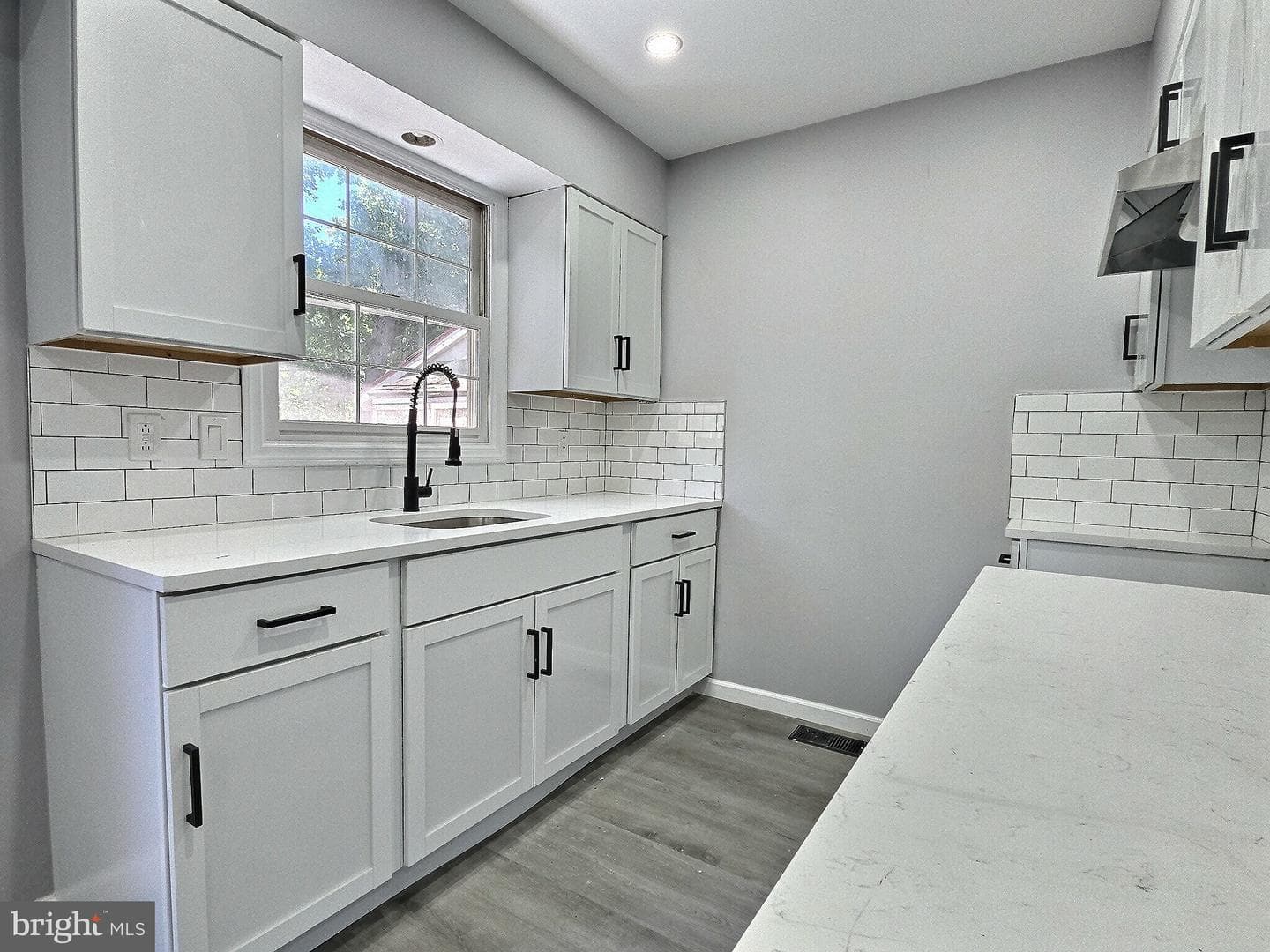 530 E Linden Street photo 27