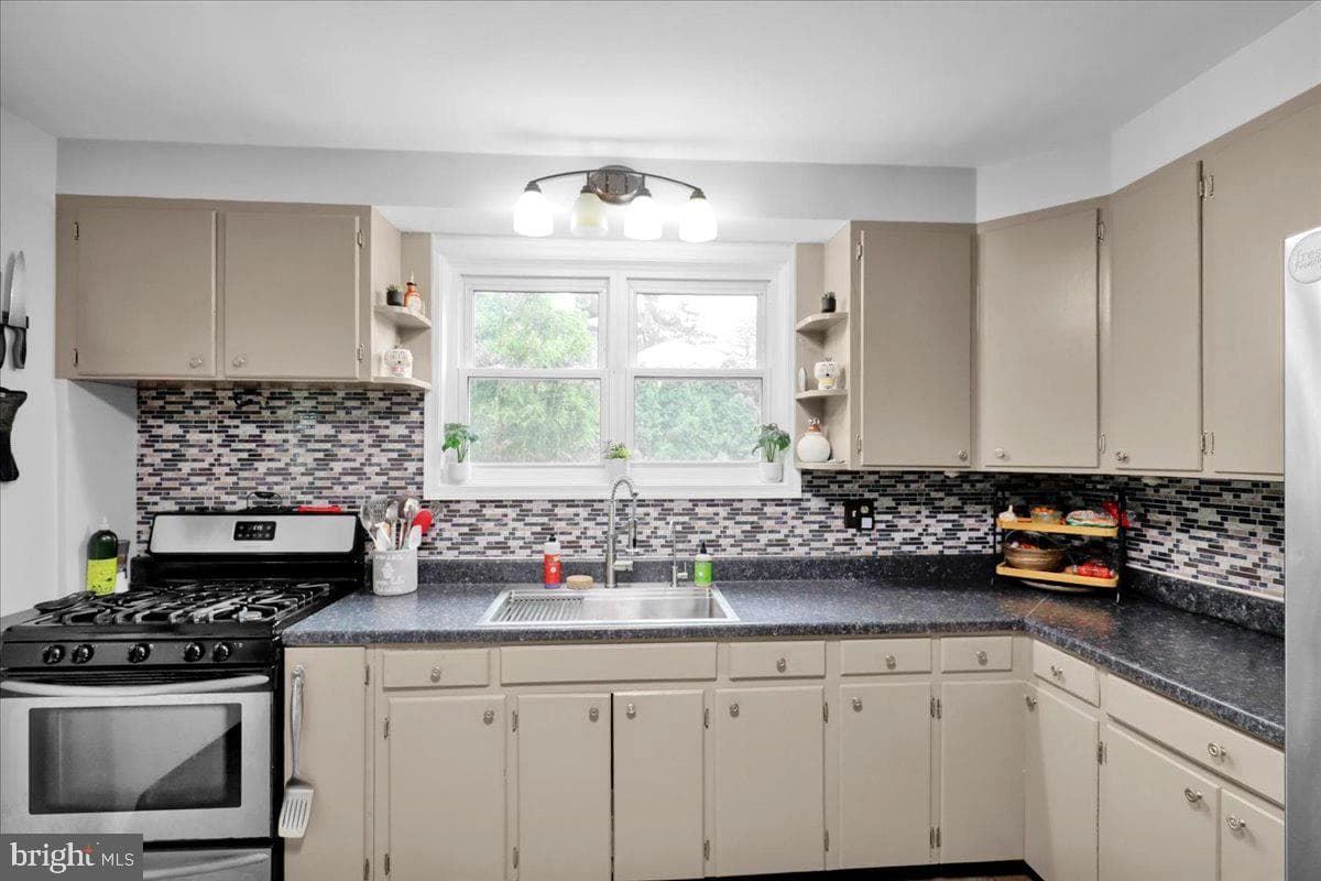 130 W 38th Street photo 6