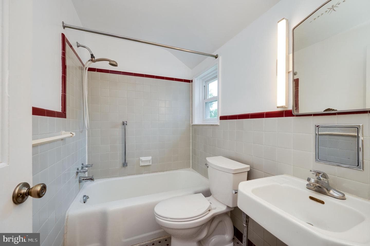 118 Emerald Avenue photo 26