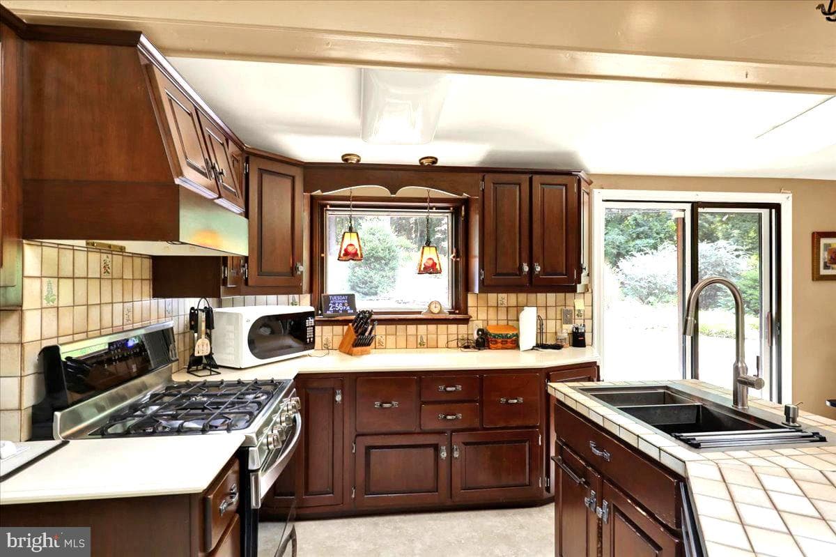 126 W Neversink Road photo 9
