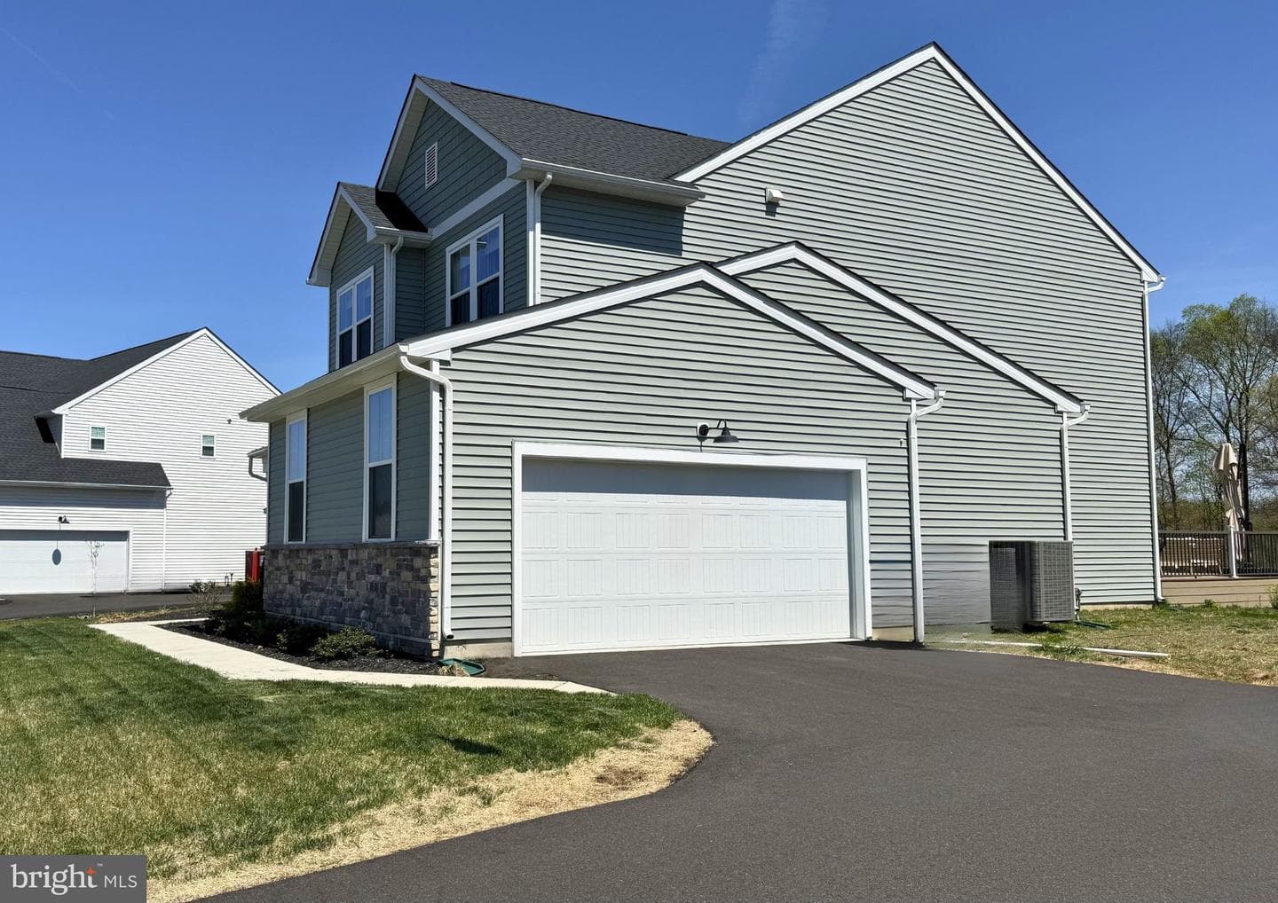 1033 Mariwill Drive photo 4
