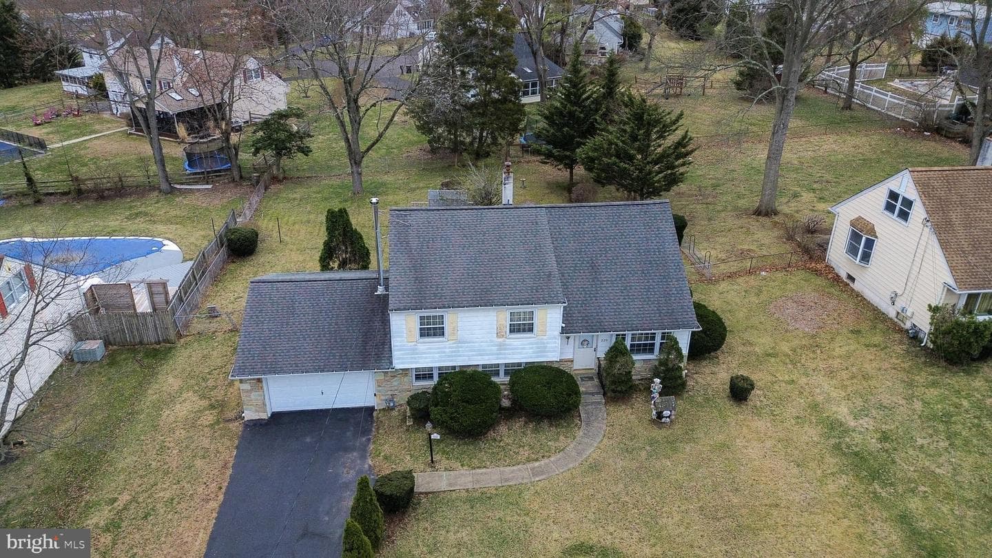 220 Hampshire Drive photo 22