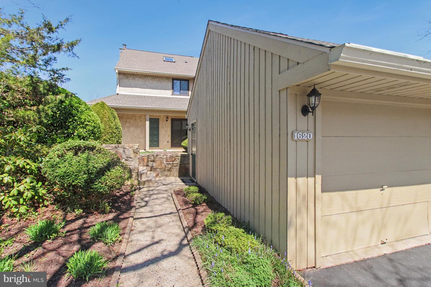 1620 Devon Court photo 24