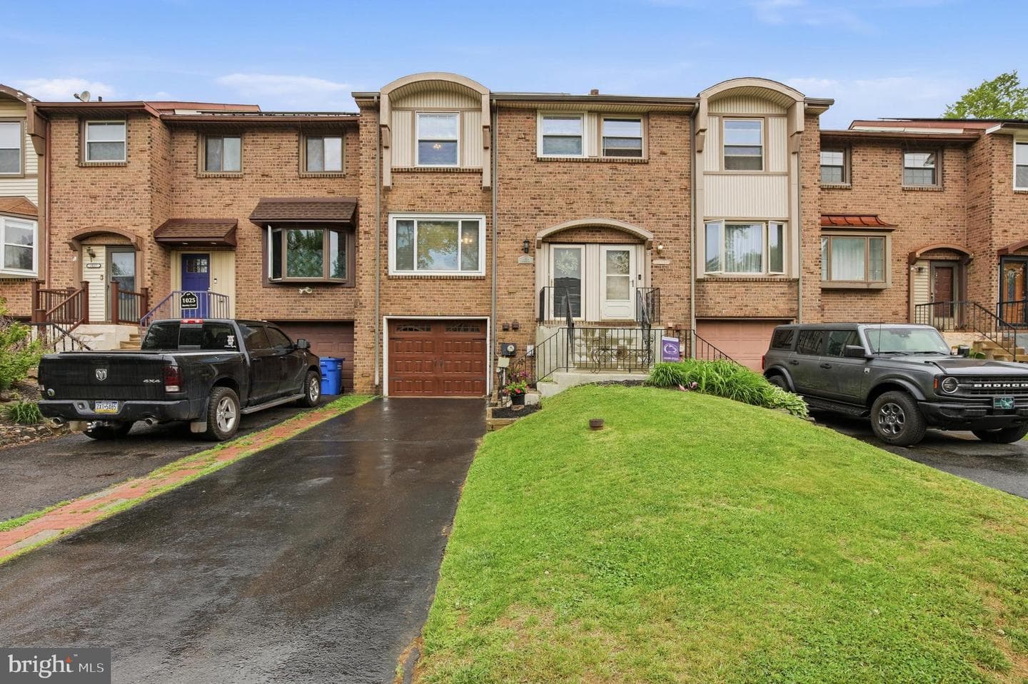 1023 Burnley Court photo 2