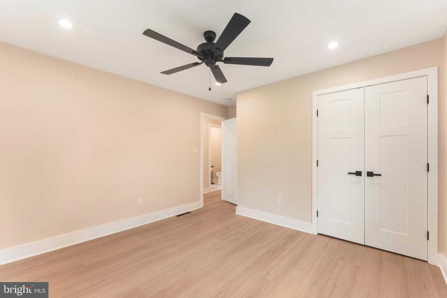 528 W Maple Avenue photo 23