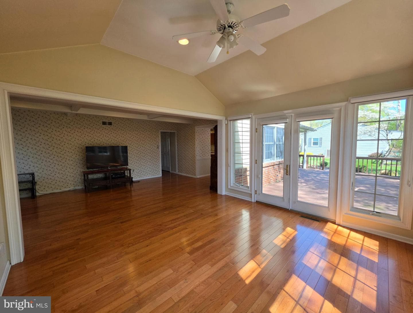 325 Charles Street photo 27