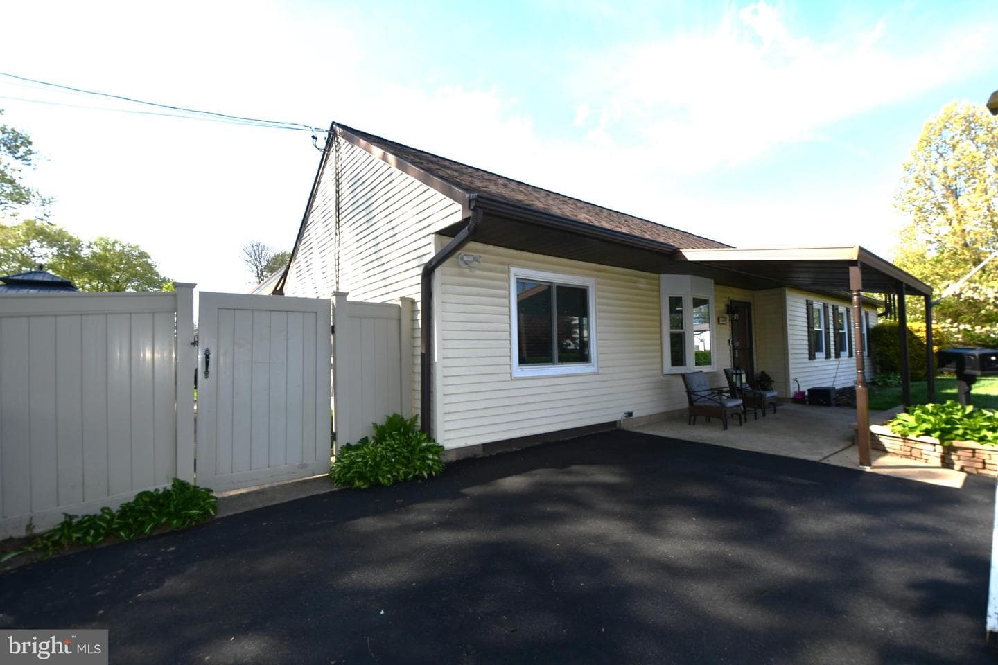 1654 Forrest Avenue photo 3