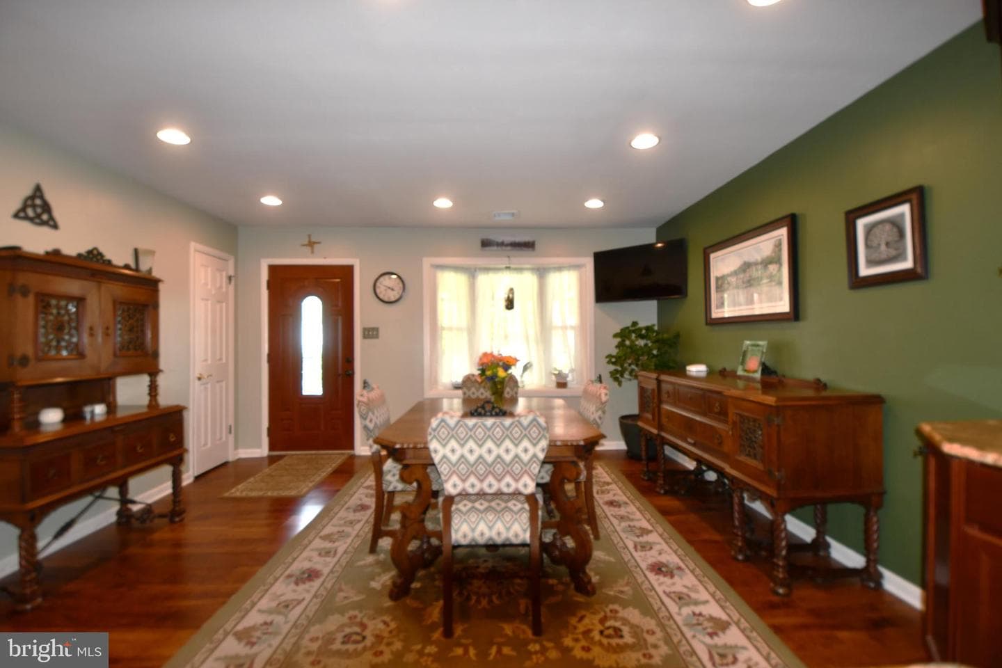 1654 Forrest Avenue photo 6