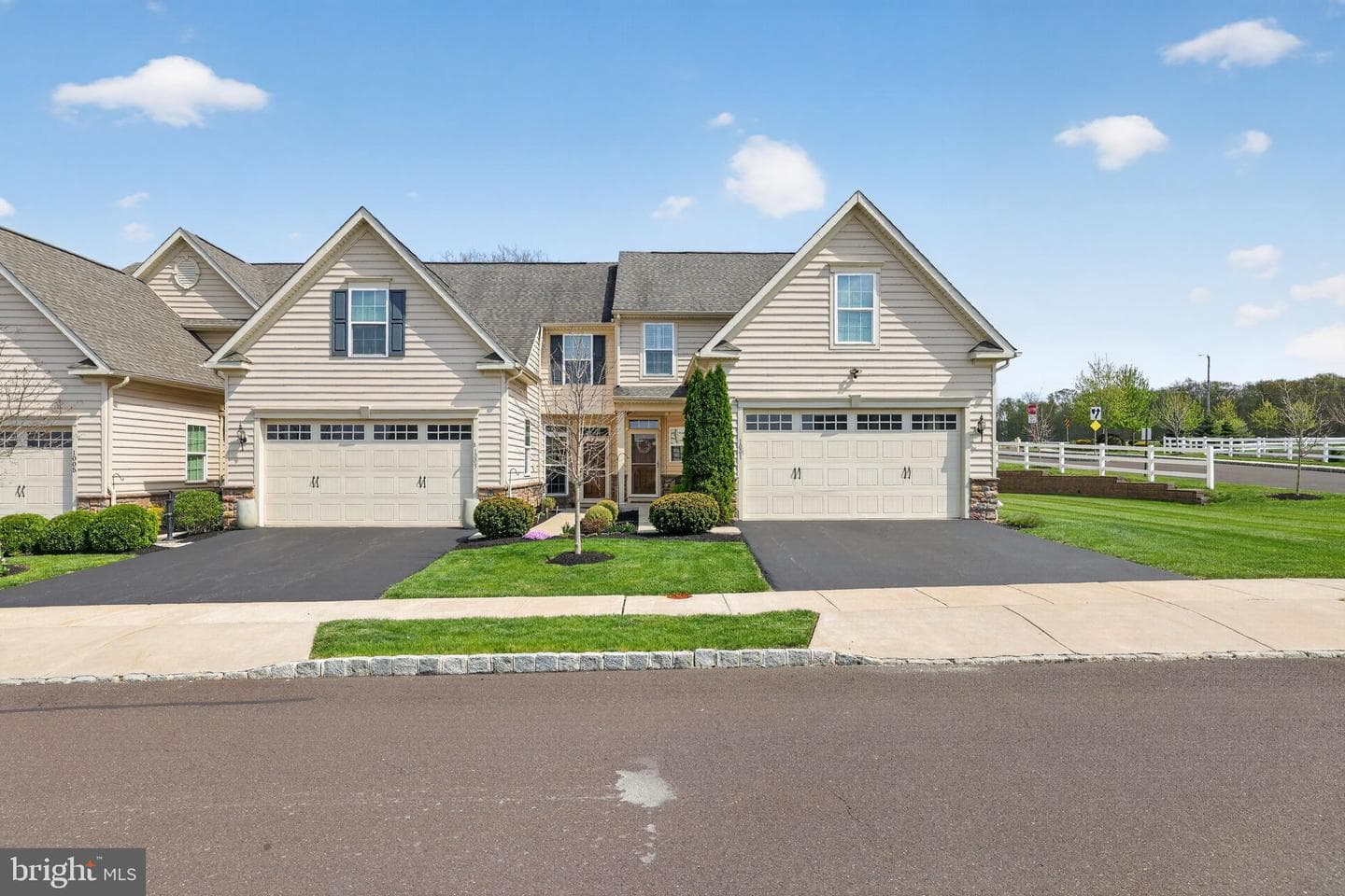 1001 Arbour Lane photo 2