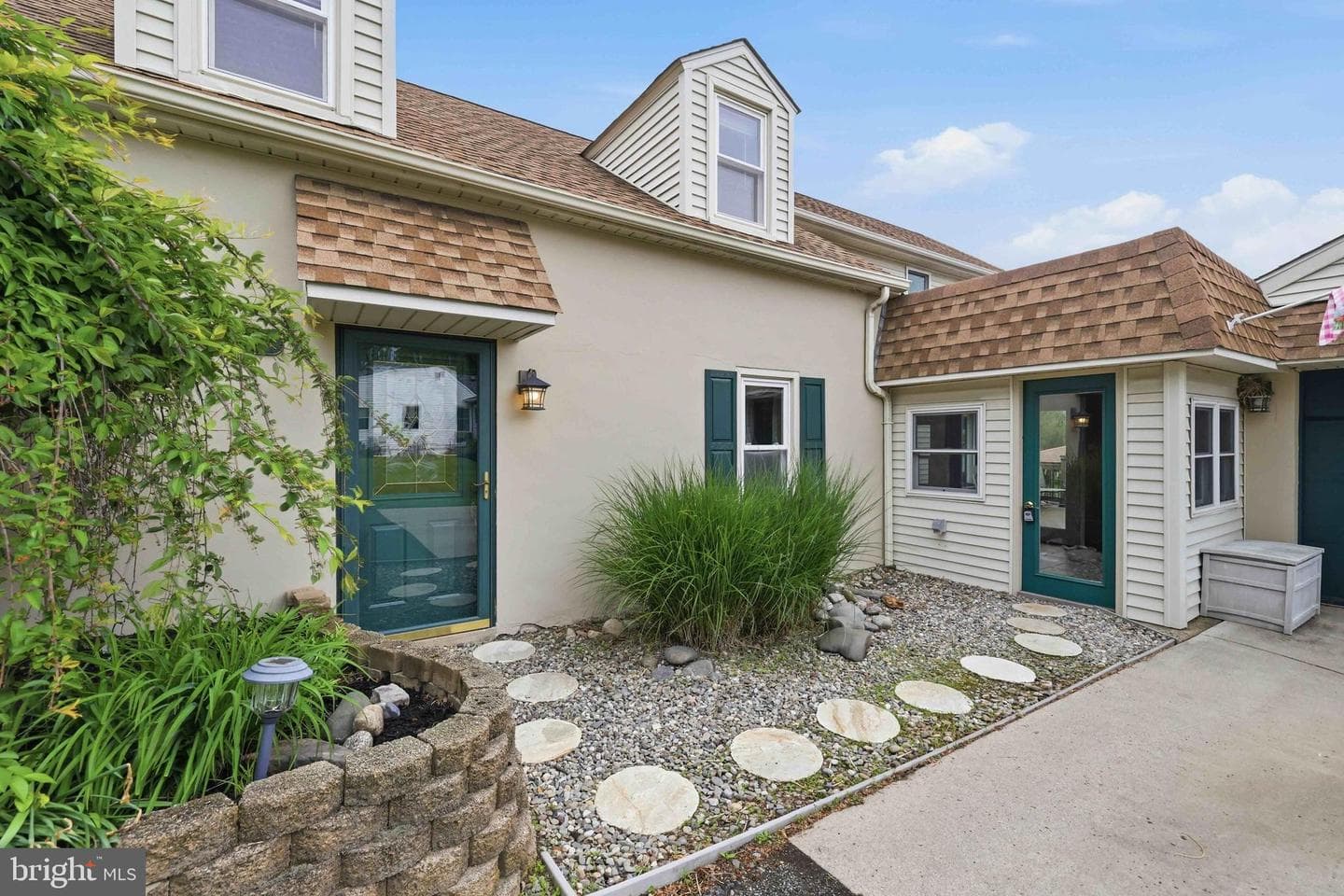370 Maple Avenue photo 3