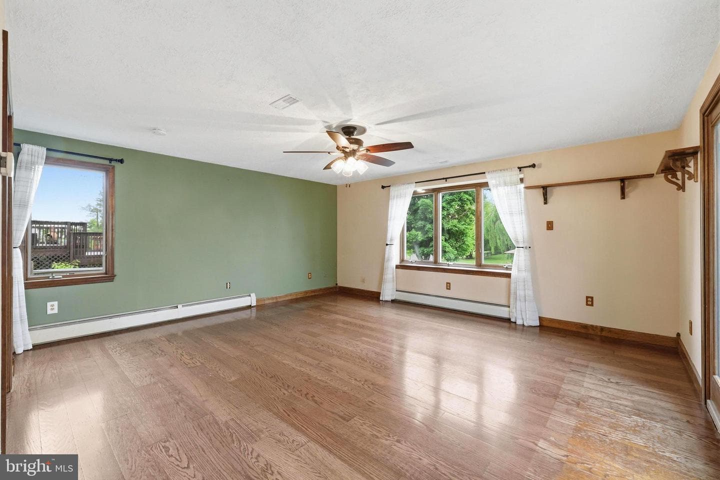 370 Maple Avenue photo 9
