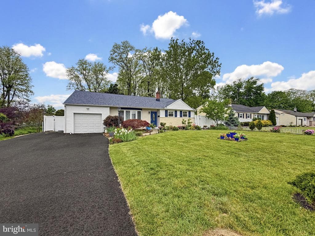 254 Allen Lane photo 3