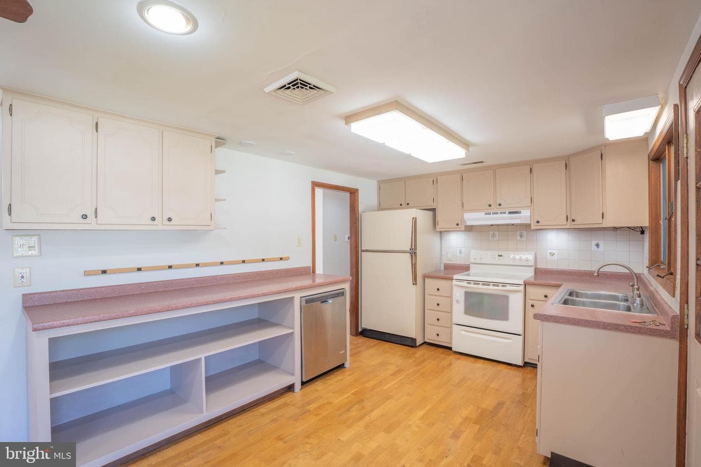 2022 Herrick Avenue photo 13