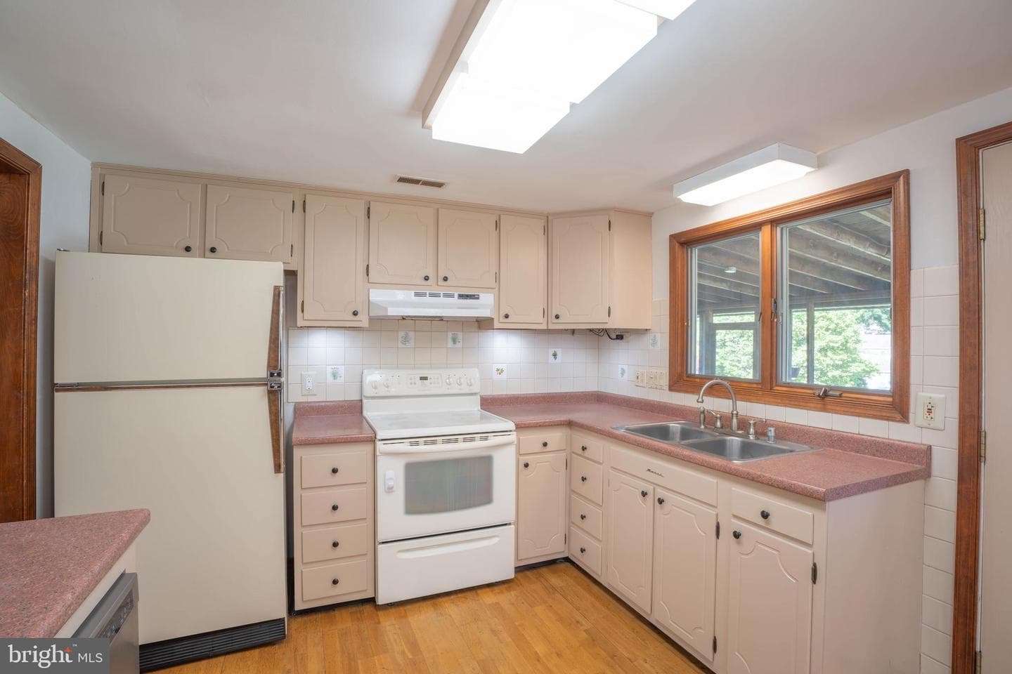 2022 Herrick Avenue photo 14