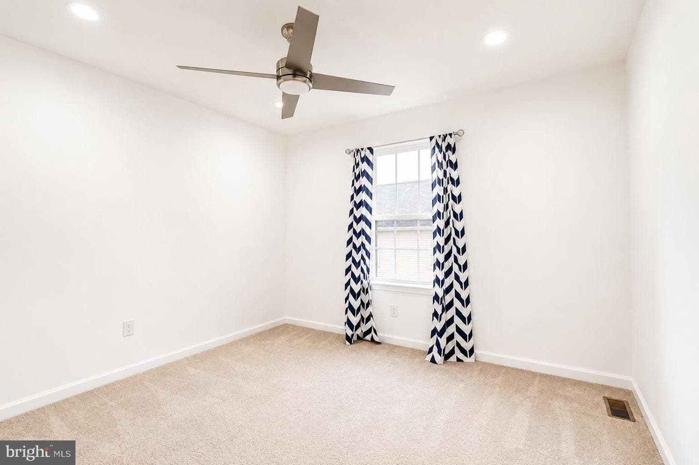 102 Master Ave photo 20