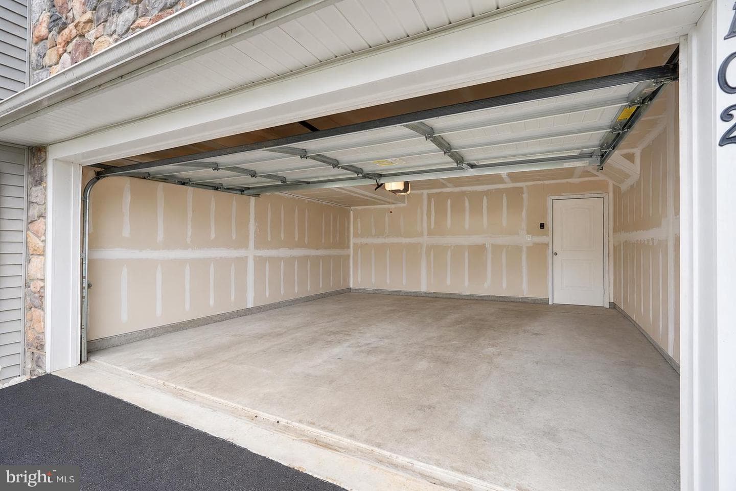102 Master Ave photo 32