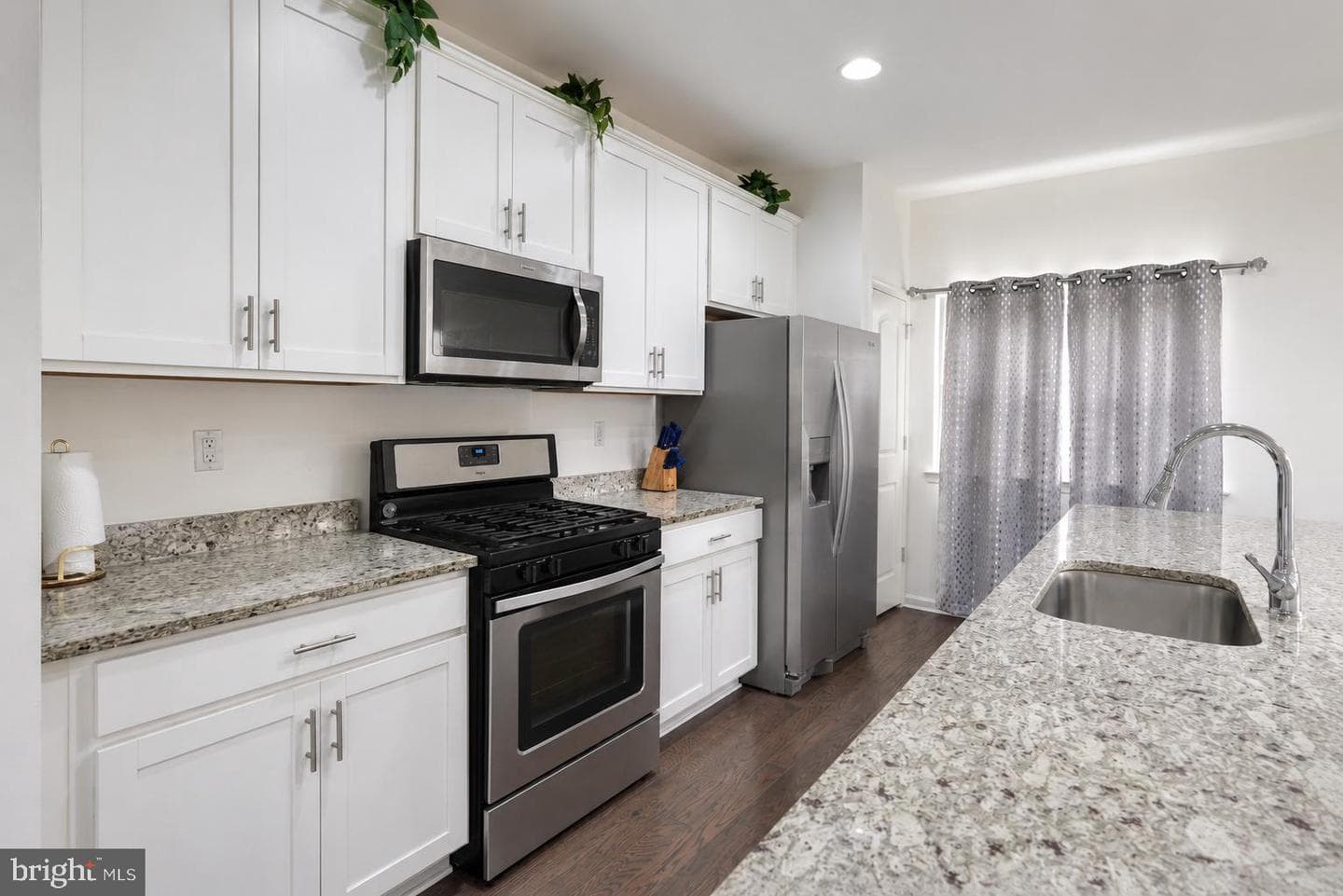102 Master Ave photo 5