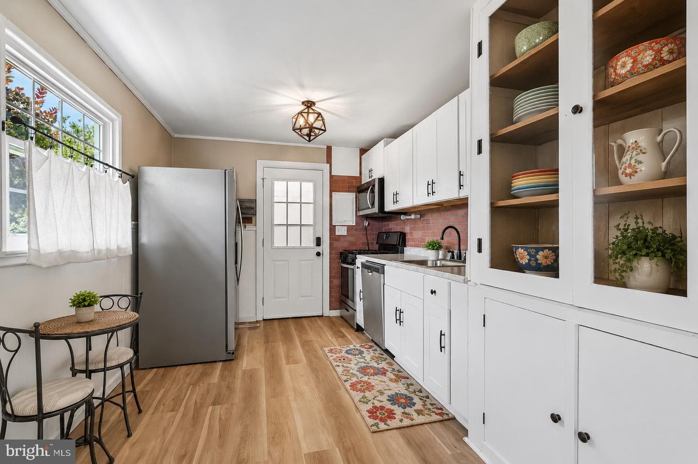 586 Doloro Drive photo 3