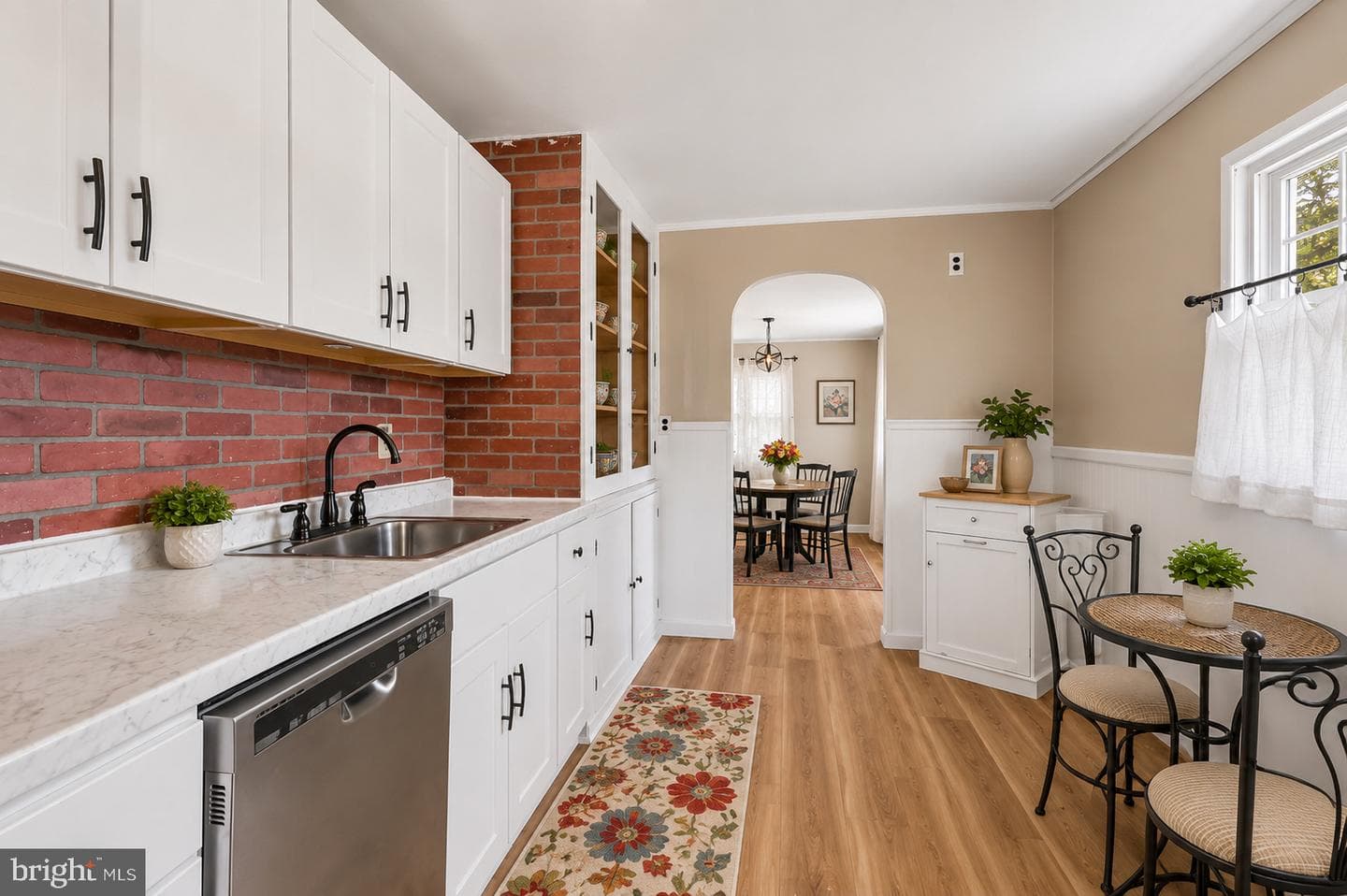 586 Doloro Drive photo 4