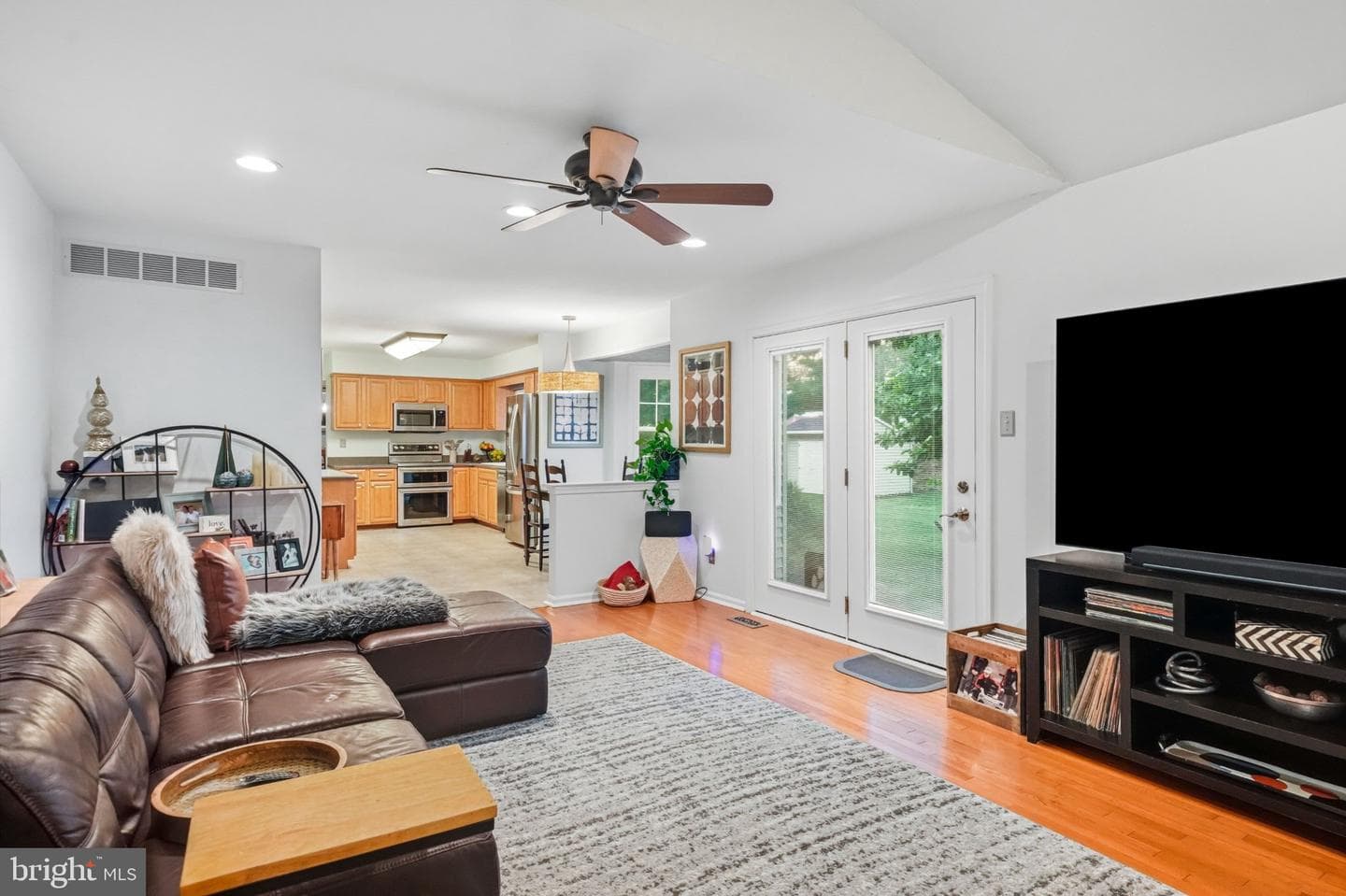 2134 W Wellington Road photo 13