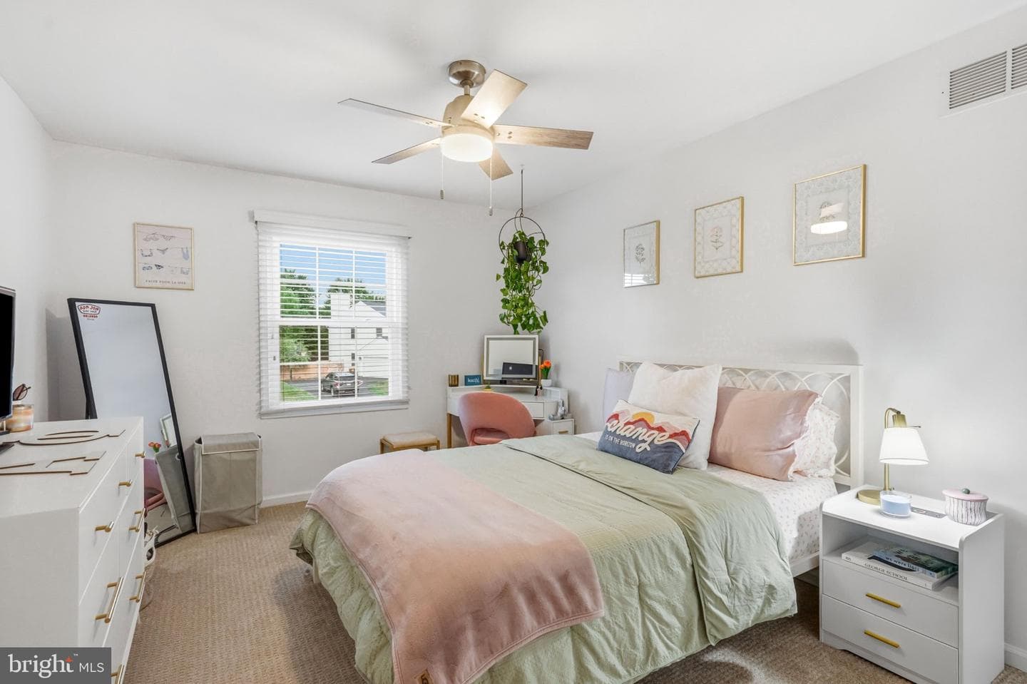2134 W Wellington Road photo 27
